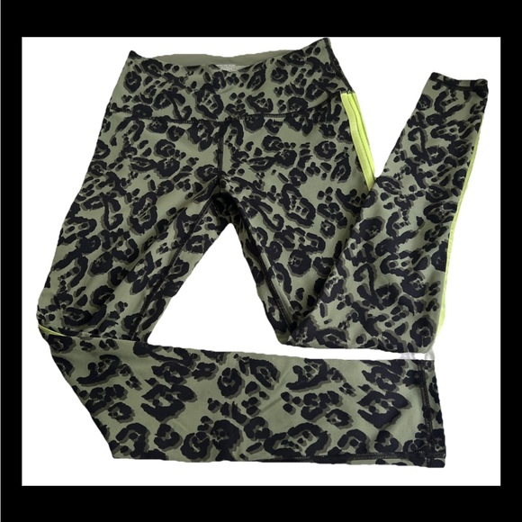 Victoria's Secret Cheetah Blk+ Green Bra + Knockout Leggings Set S/P EC like New